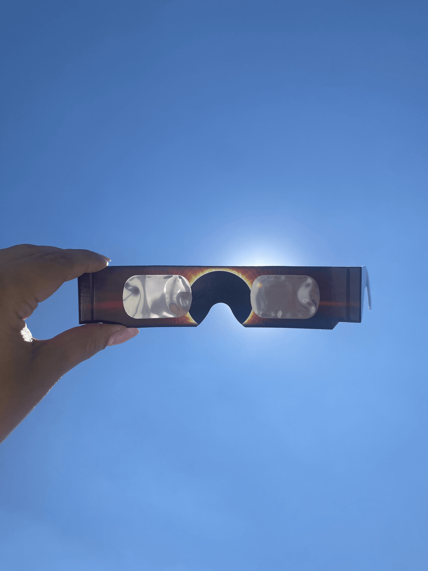 Lentes para Eclipse Solar Mexico 2024 con certificacion ISO y CE con el cielo azul en el fondo 