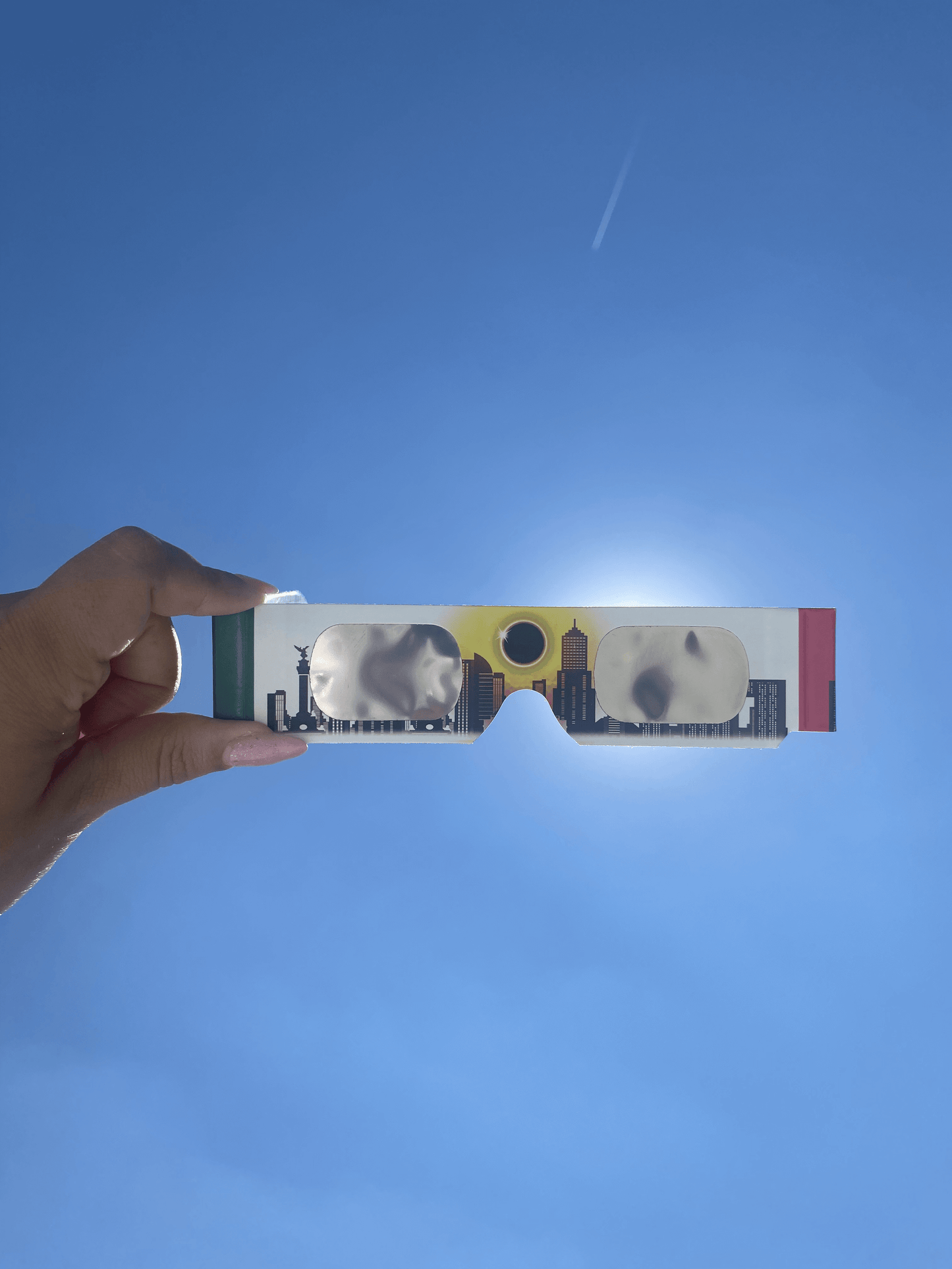 Lentes para Eclipse Solar Mexico 2024 con certificacion ISO y CE con cielo azul de fondo vista frontal