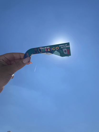 Lentes para Eclipse Solar Mexico 2024 con certificacion ISO y CE con cielo azul de fondo vista lateral