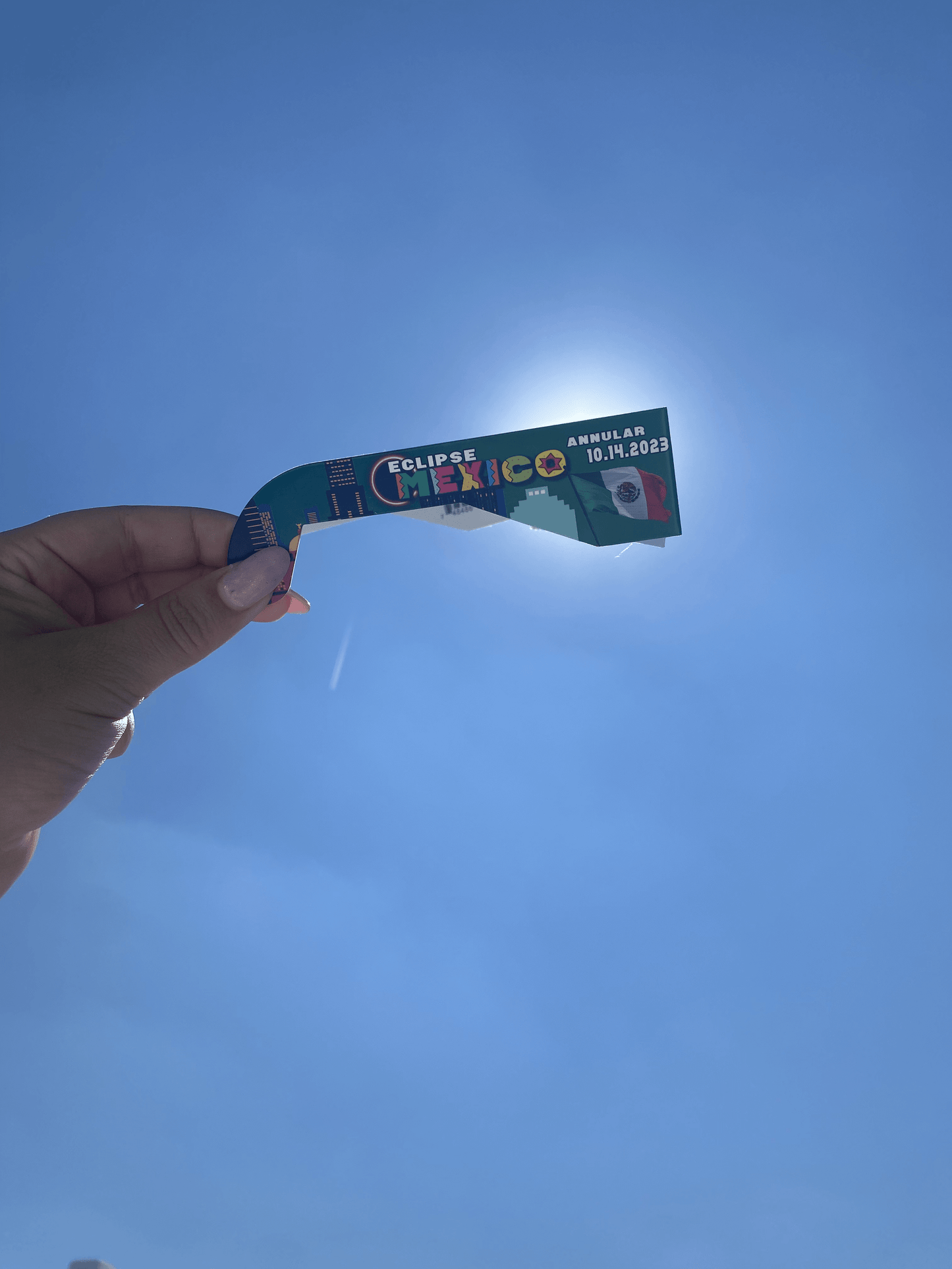 Lentes para Eclipse Solar Mexico 2024 con certificacion ISO y CE con cielo azul de fondo vista lateral